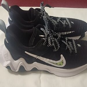 Womens Black & White Nike Gym Shoes  Size 6